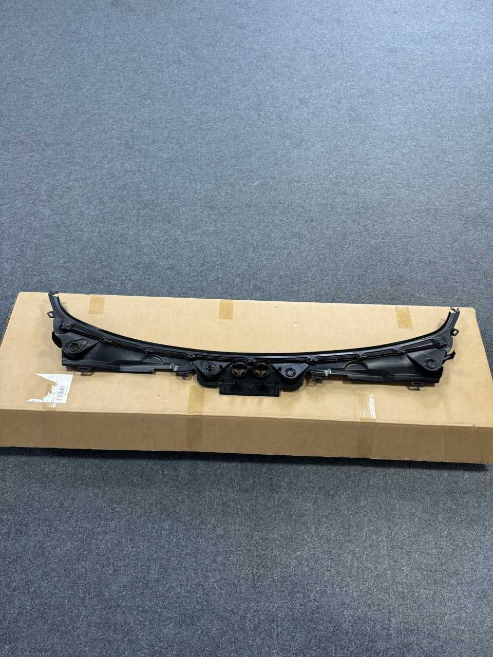 Жабо (планка склоощищувача) BMW F30 F31 F34 51717258177