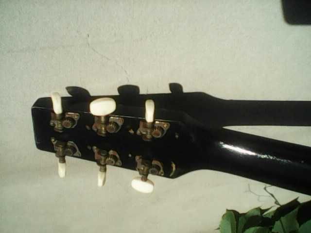 Гітара 6 - струнна. Налаштована майстром. Акорди беруться легко.