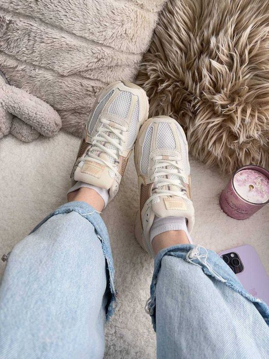 Кросівки жіночі Nike vomero zoom 5 бежеві