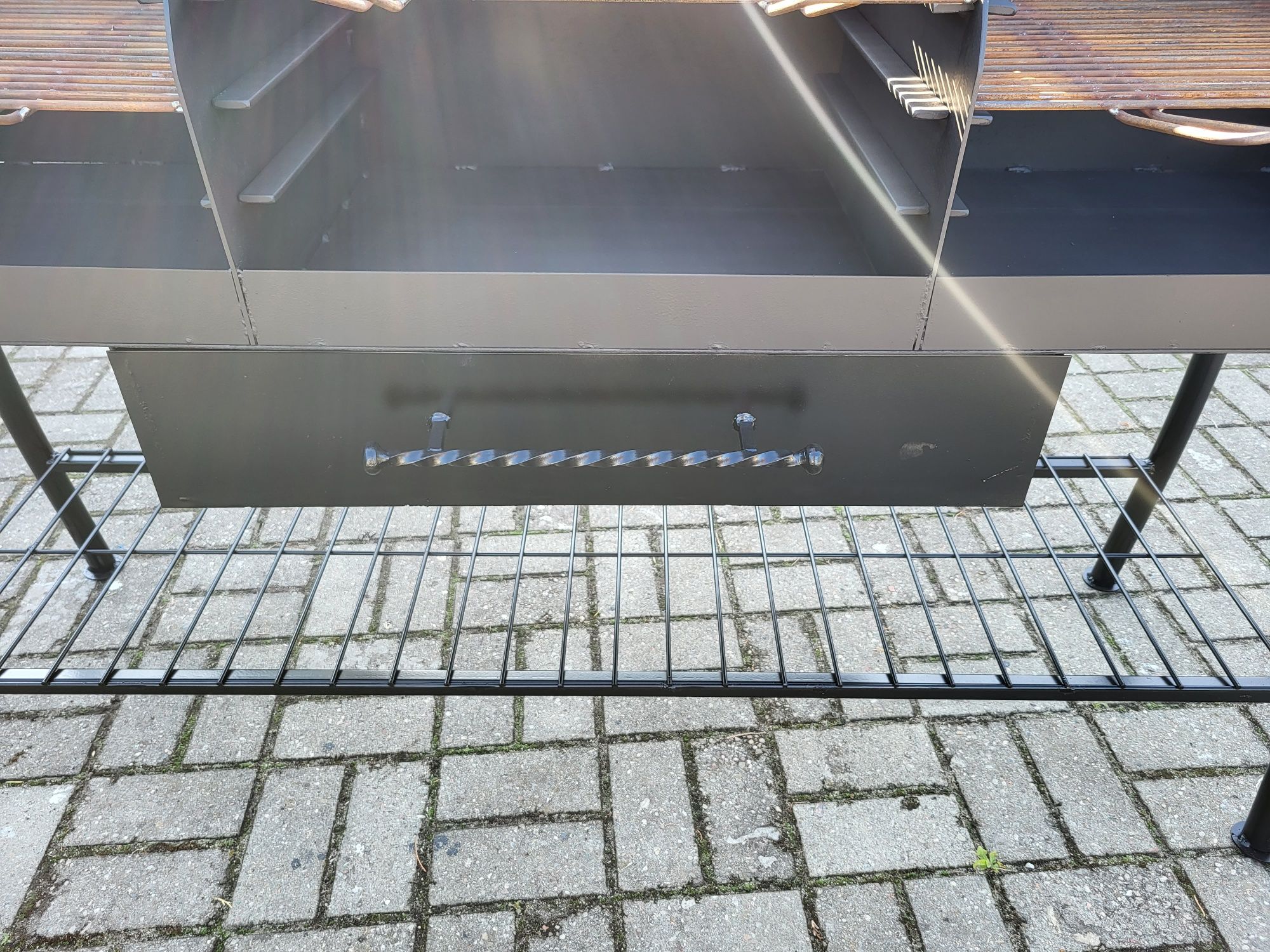 Duży biesiadny cateringowy grill