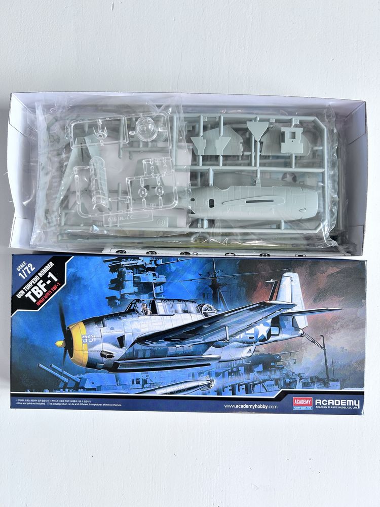 Academy 12452 samolot TBF-1 Avenger model 1/72