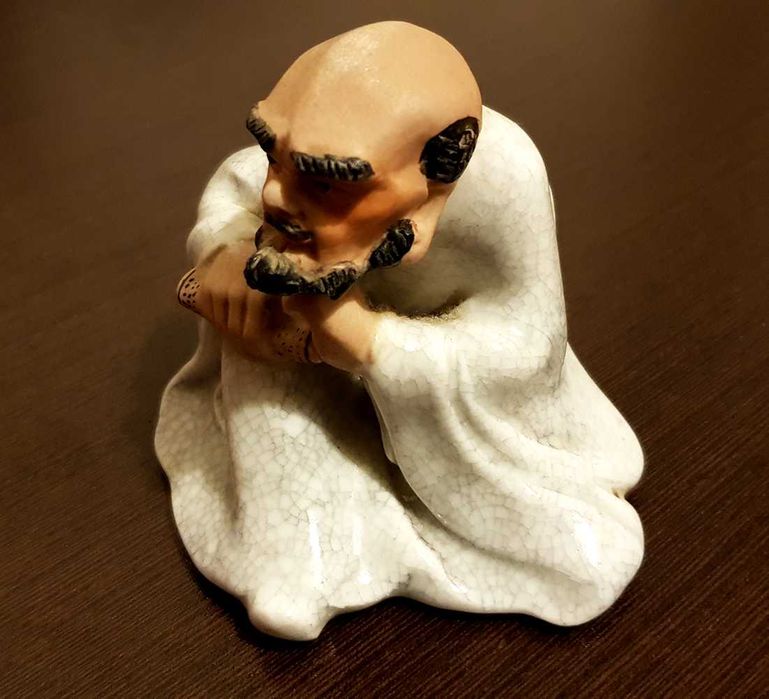 Estatueta louça "o filósofo" com base de feltro