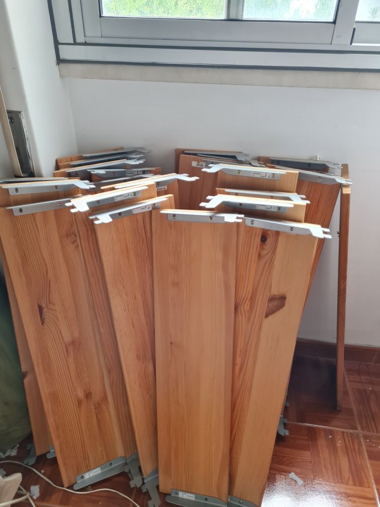 Vendo 24 prateleiras madeira maciça com suportes incluídos