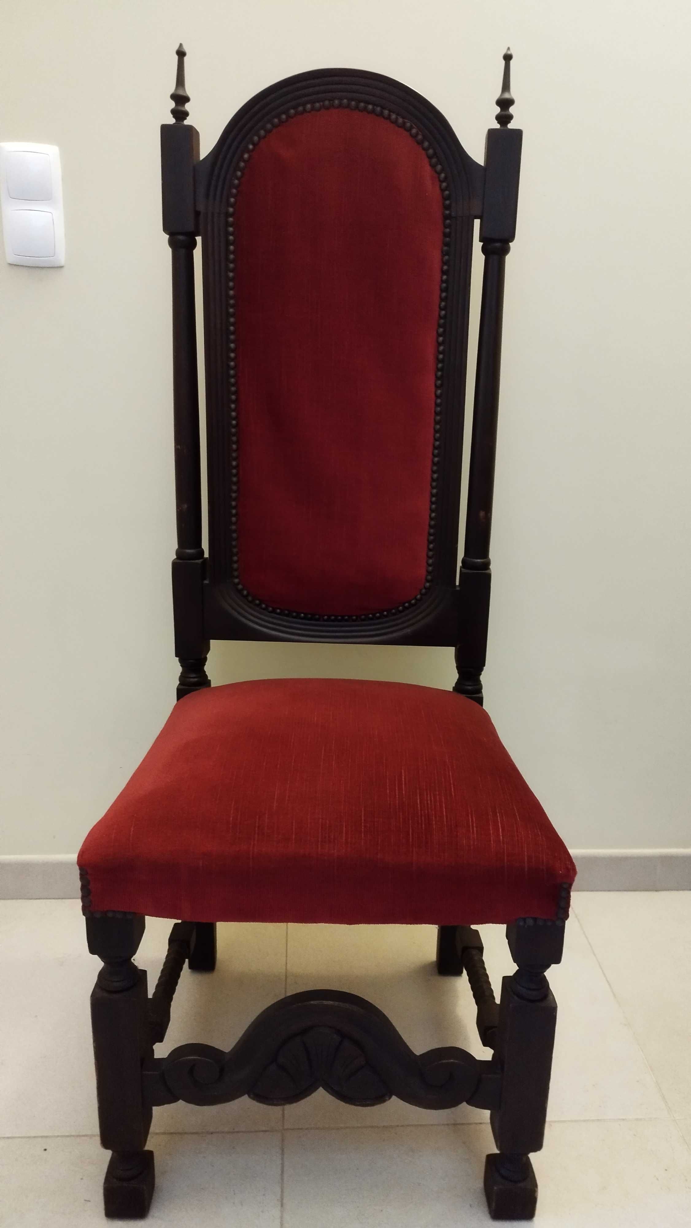 Cadeira estilo antigo em veludo