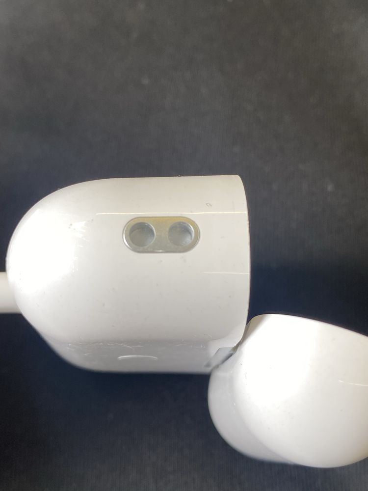 Продам кейс airpods pro 2 a2700 все працює
