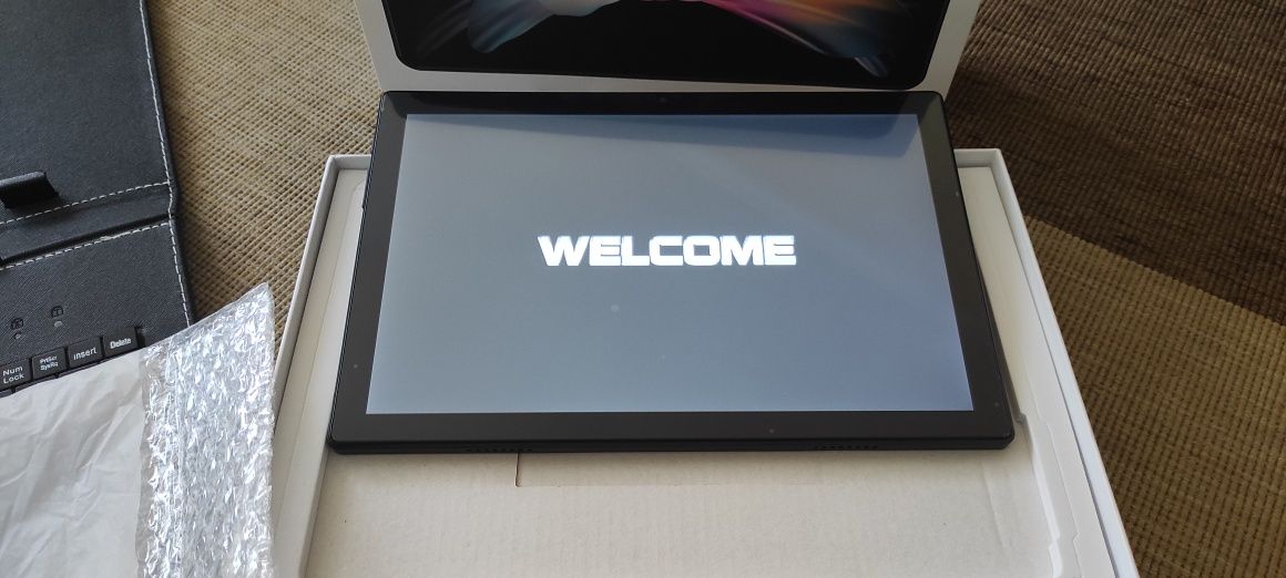 Tablet novo, com duas capas, teclado e vários acessórios