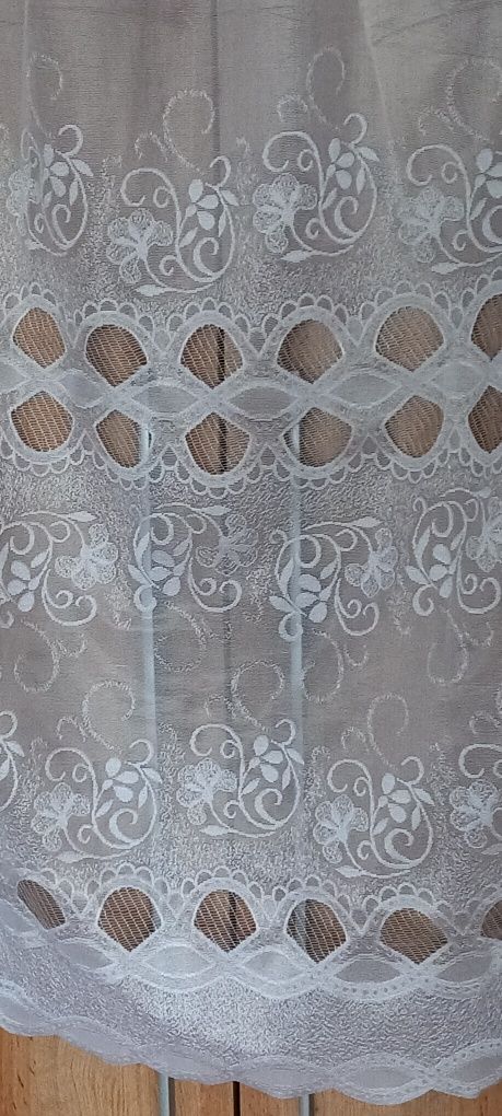 Firanka żakardowa podszyta taśmą marszczącą.