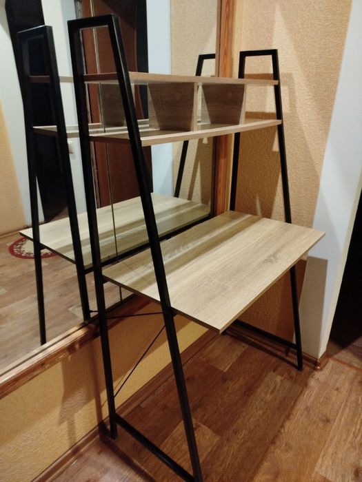 Стіл компʼютерний/декоративний