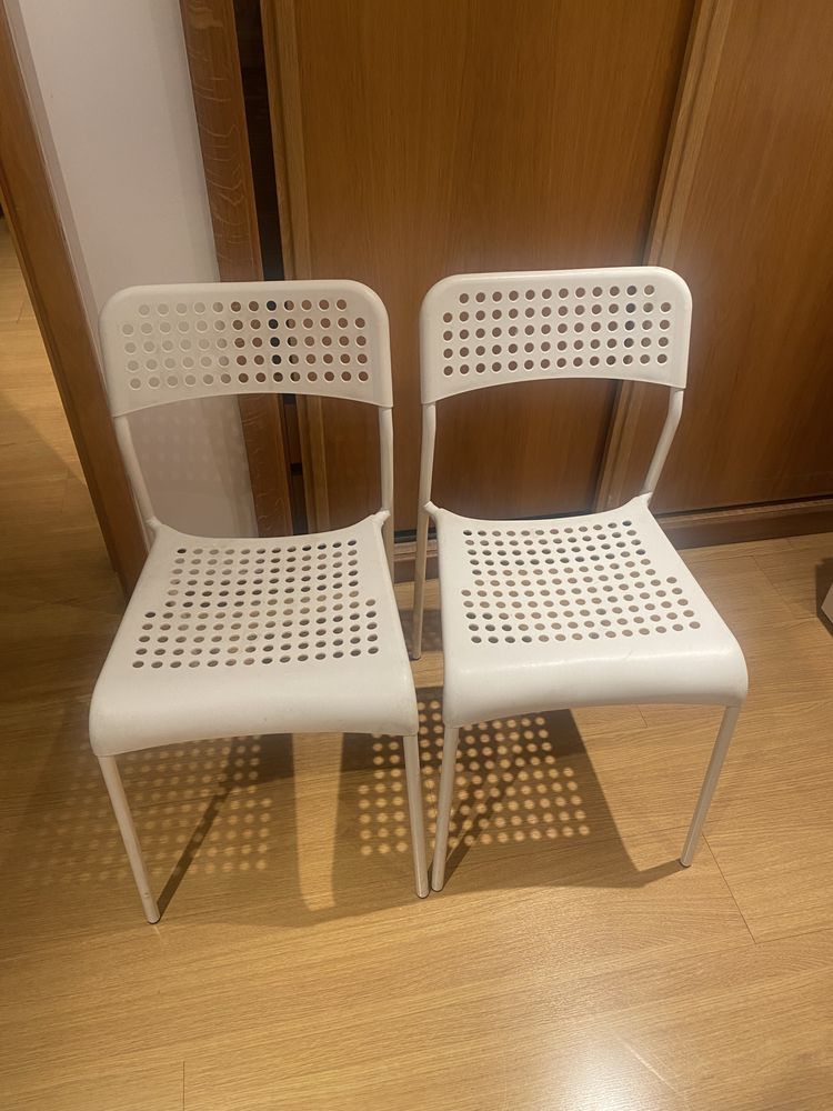 2 cadeiras brancas em bom estado