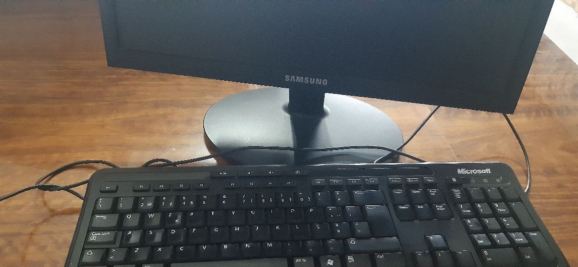 Monitor teclado com pouco uso.