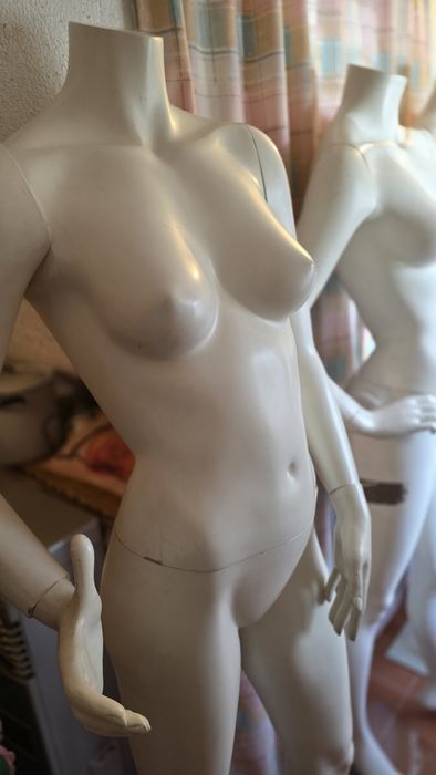 Manequins Lojas Brancos sem cabeça