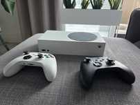 Xbox Series S – Pełen zestaw z dwoma padami oraz z słuchawkami, stan j
