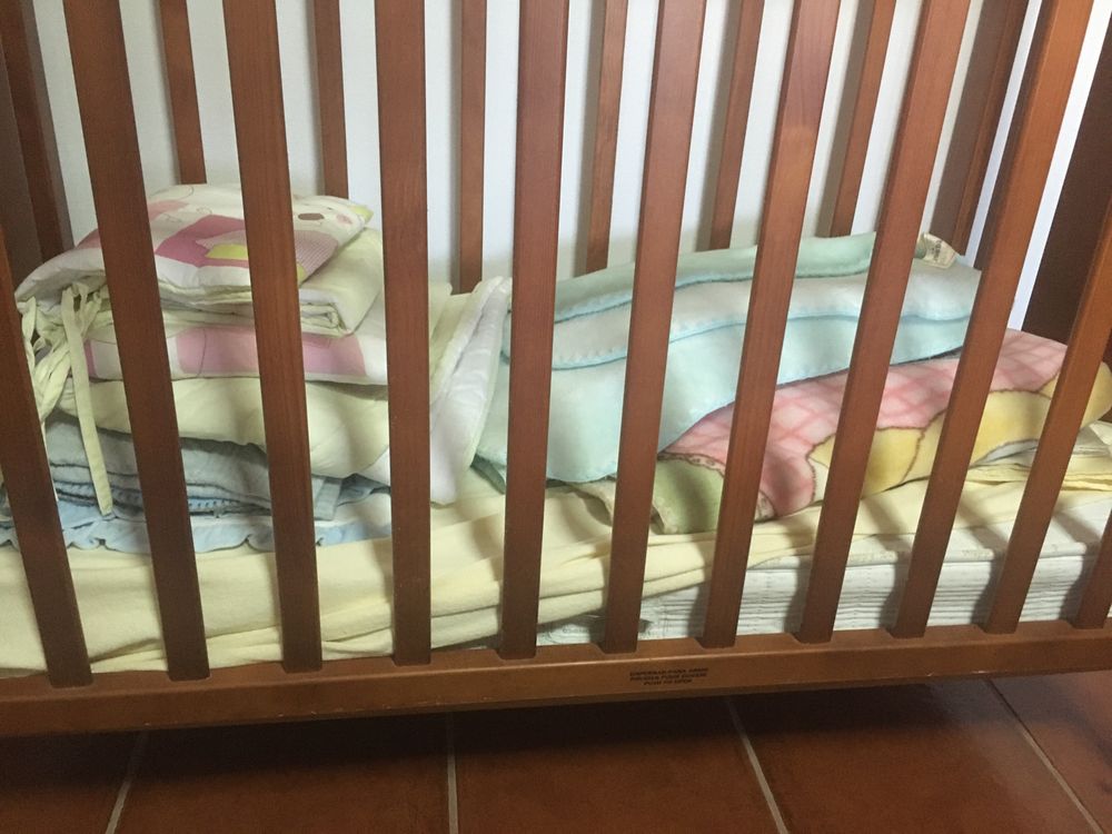 Cama de grades com colchão e roupa