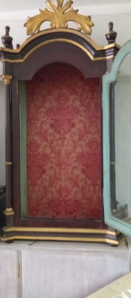 Oratório antigo com crucifixo