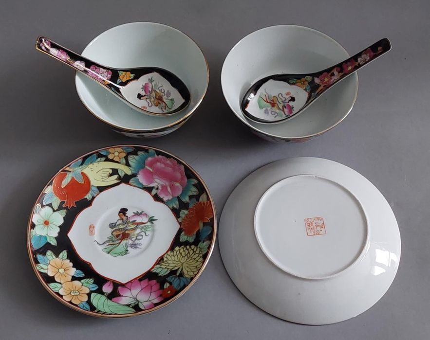 Miseczki chiński z łyżeczkami.2 szt.