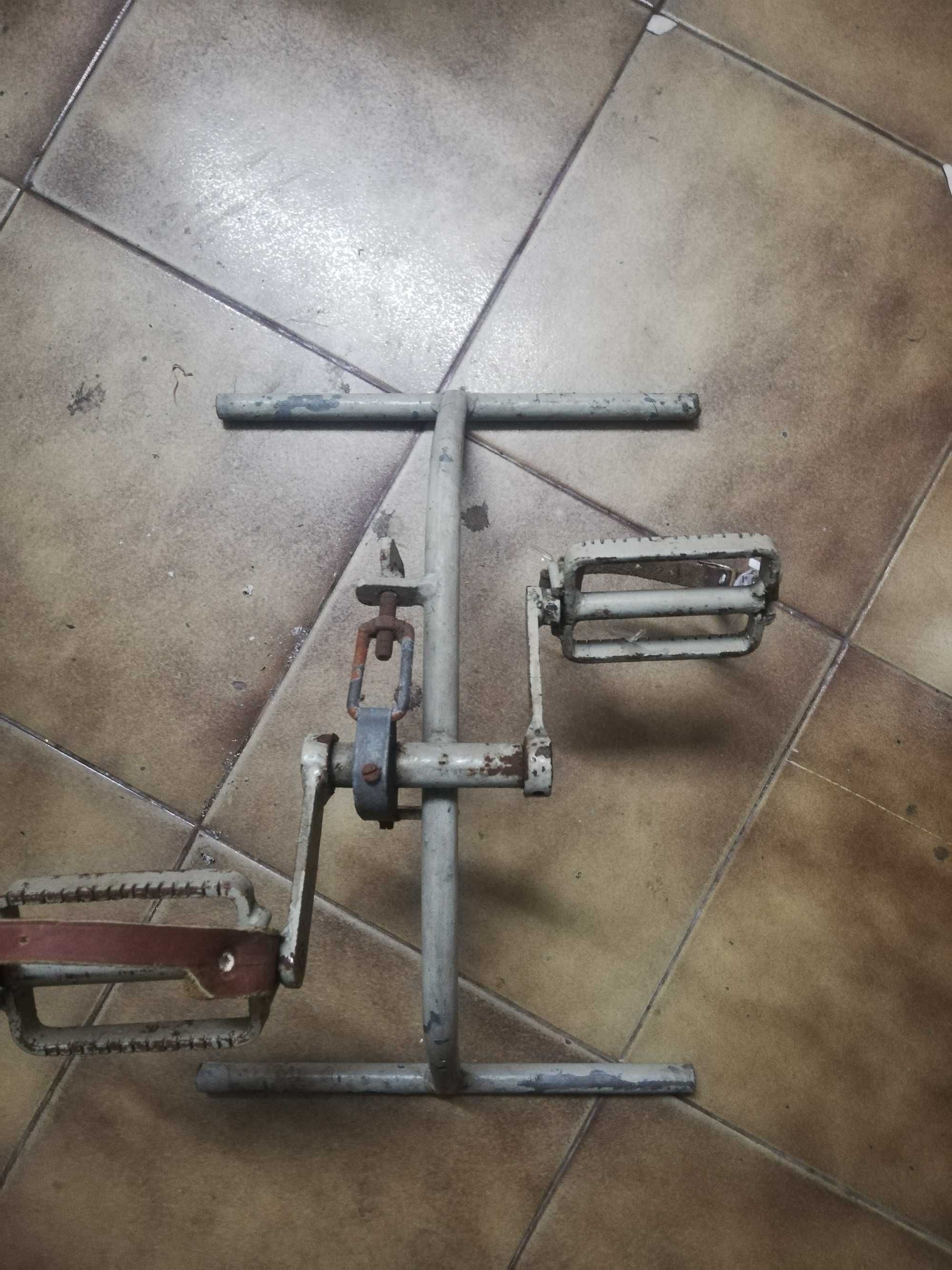 Peça de ginástica antiga entre outras coisas