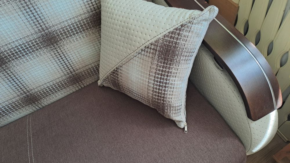 Kanapa rozkładana z pojemnikiem.