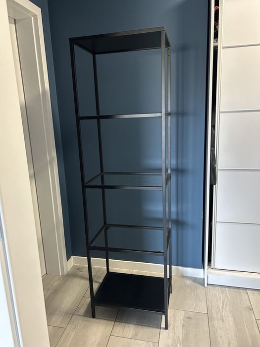 Regał czarny ze szklanymi półkami