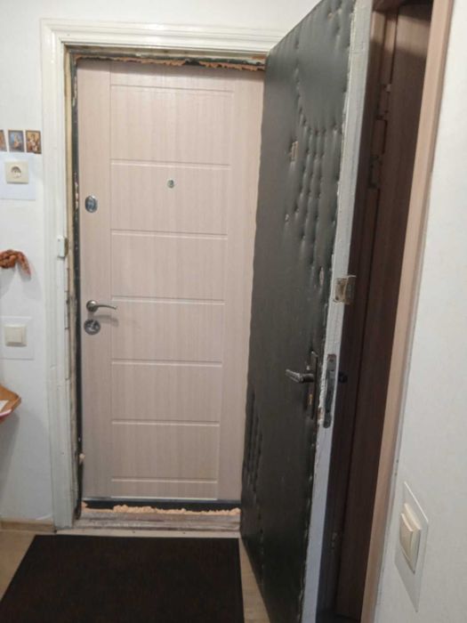 Послуги - встановлення і ремонт вікон, дверей, укладка ламінату і т.д.