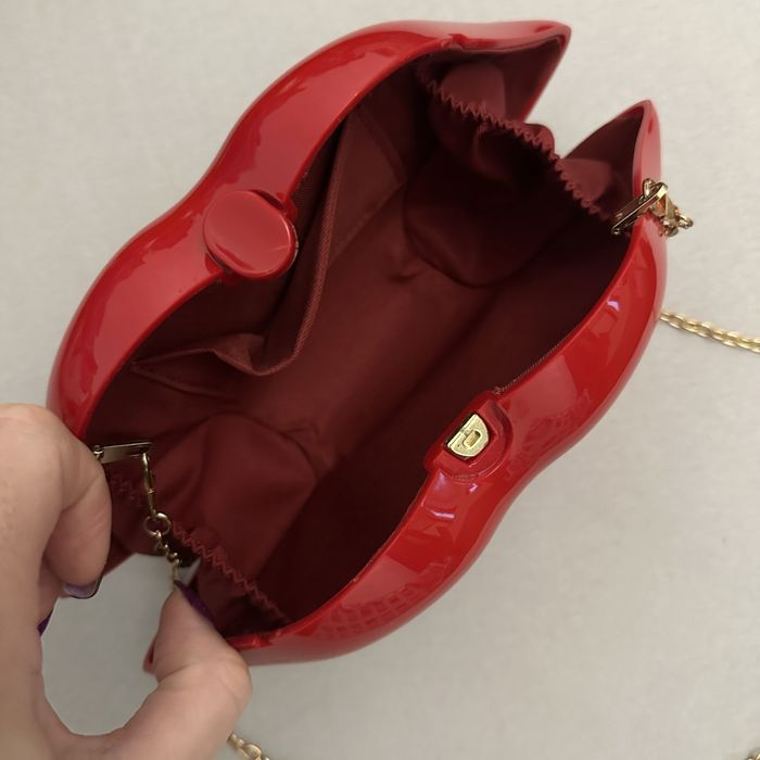 Корпусний клатч губи