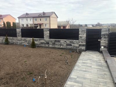 Виконуємо кладку блоків на паркан