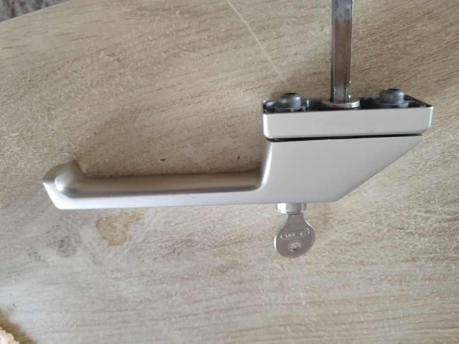 Klamka do okna z zamkiem metalowa.