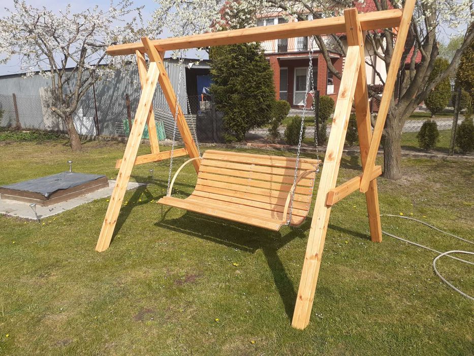 Huśtawka, plac zabaw z drewna, lawka, domek dla dzieci.