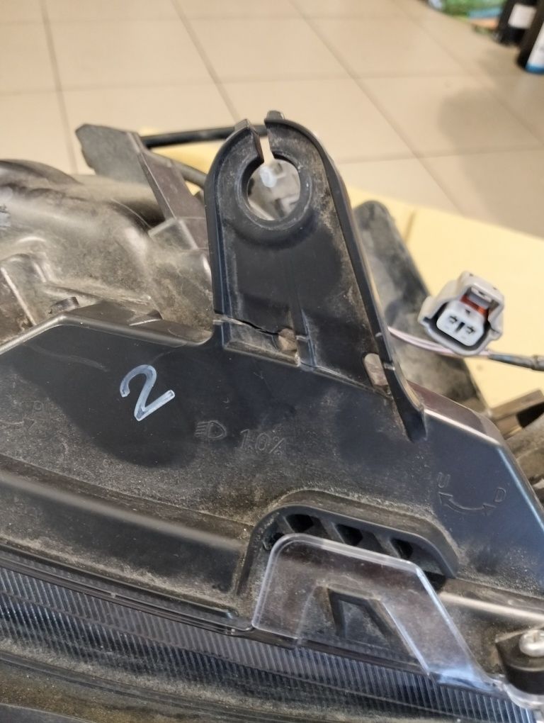 Lampa przednia prawa RAV4 v