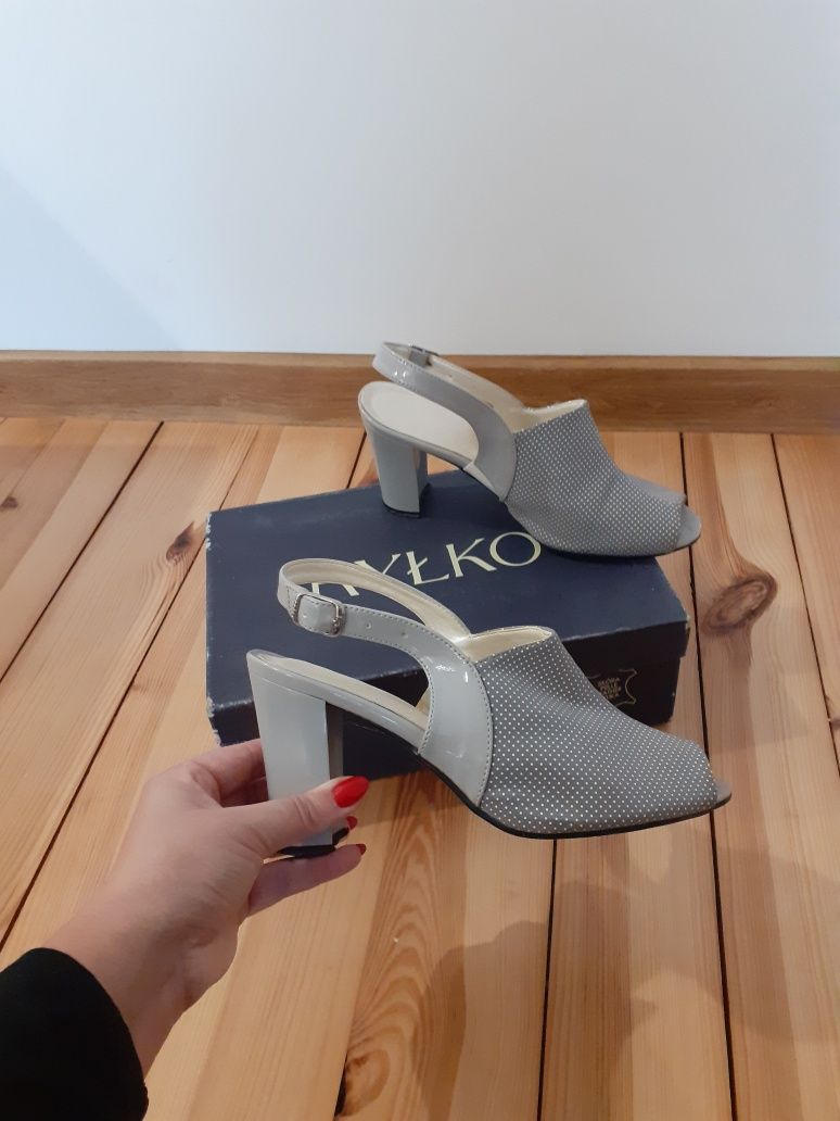 Szare buty z odkrytą piętą 38