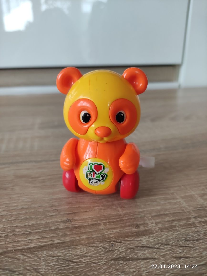Panda chodząca po nakręceniu