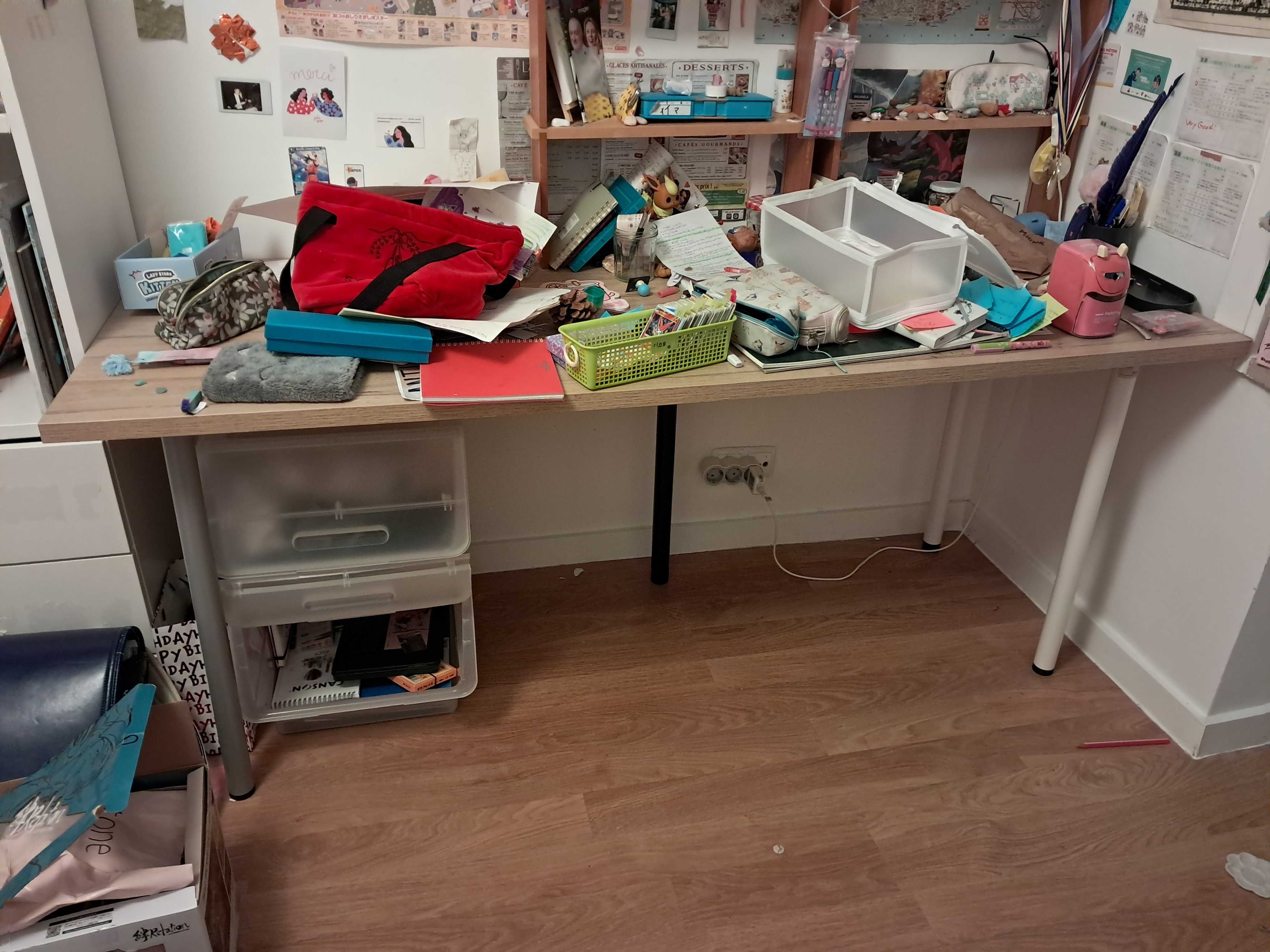 Grande mesa IKEA com 5 pernas