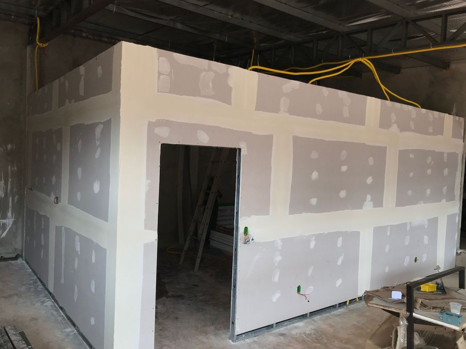 Instalação de divisória com pladur + barramento