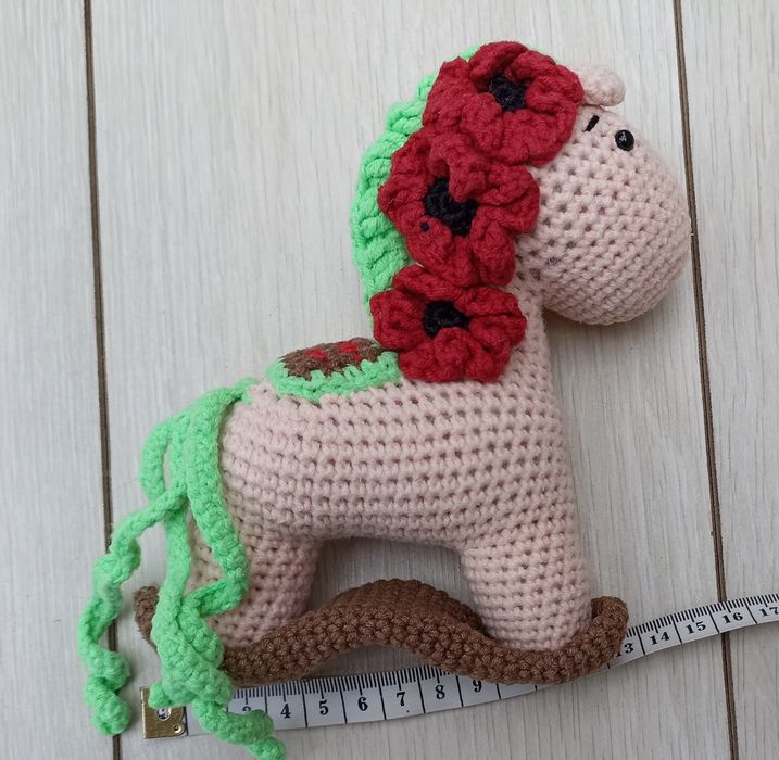 Дитяча іграшка в'язана гачком