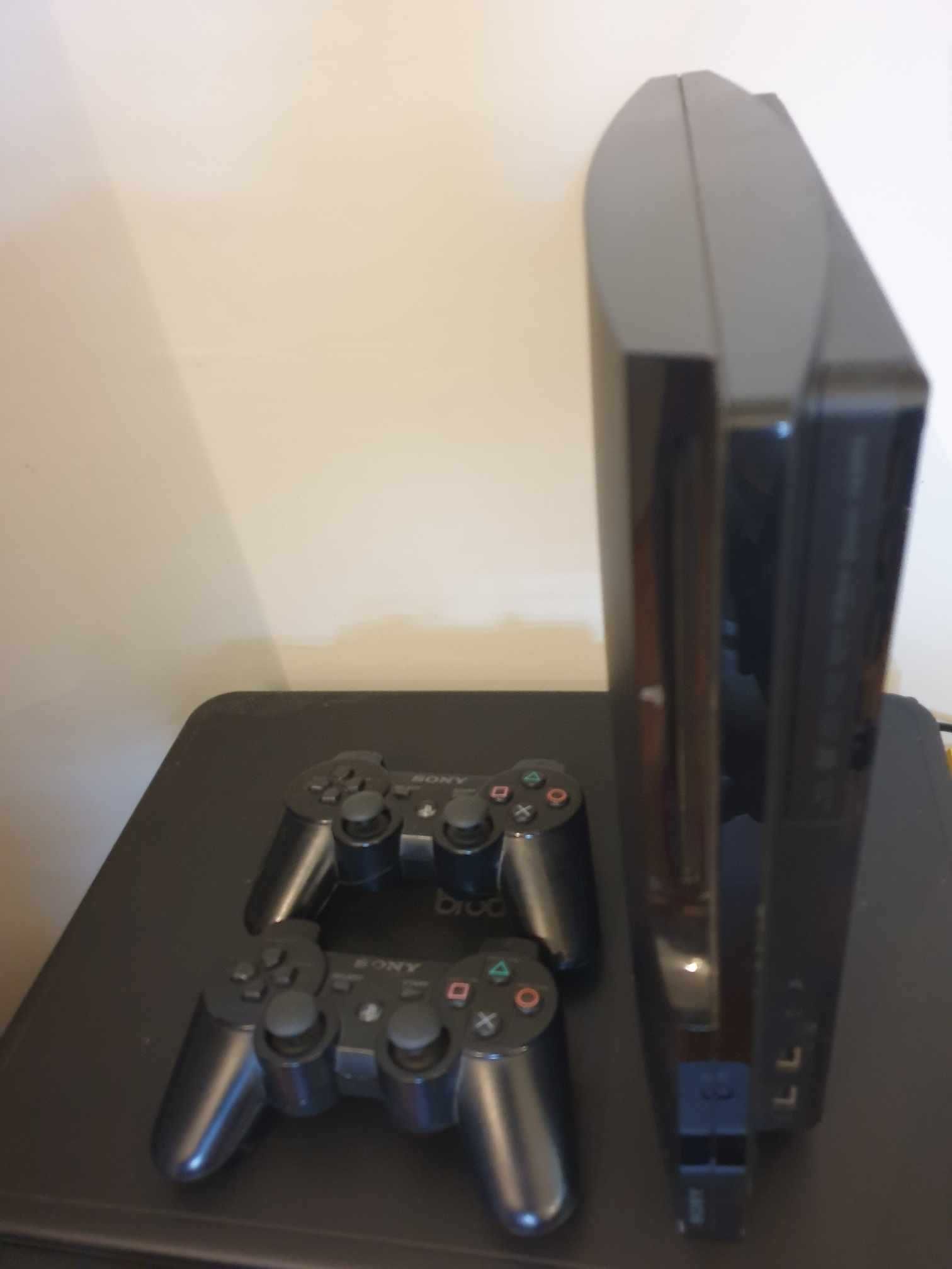 Konsola PS3 slim + dwa pady dualshock 3 sixaxis + okablowanie