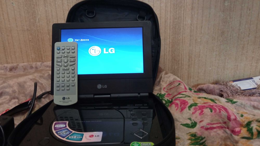 продам видео плеерLD с автомобильной  и 220 сетевая зарядка и пульт