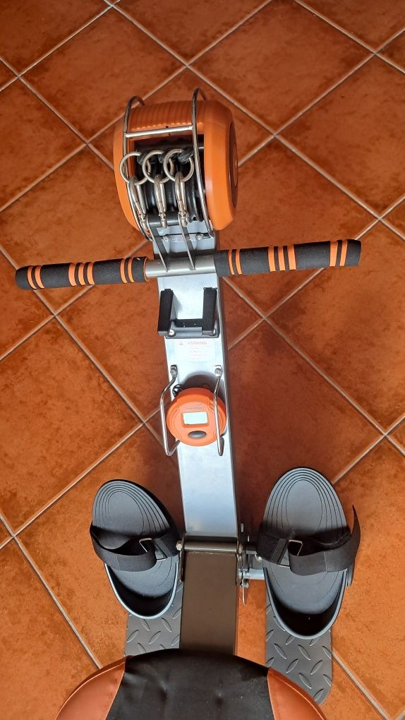 Máquina de remo praticamente nova