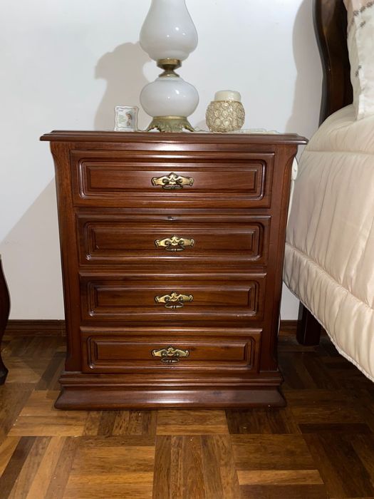 Cama com colchão e 2 mesas de cabeceira