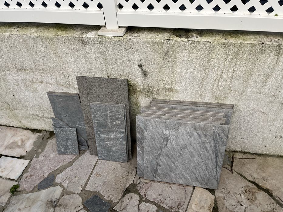 Azulejos com padrão cinza