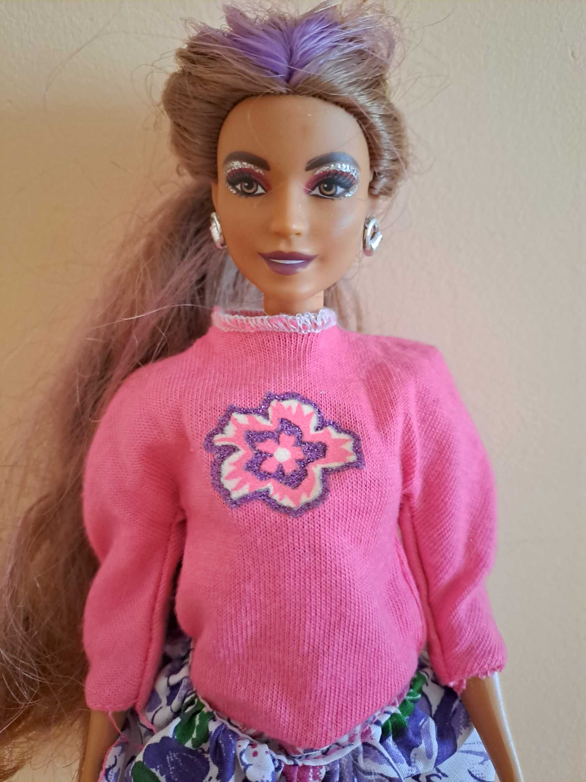 Lalka Barbie w różowej sukience z torebką