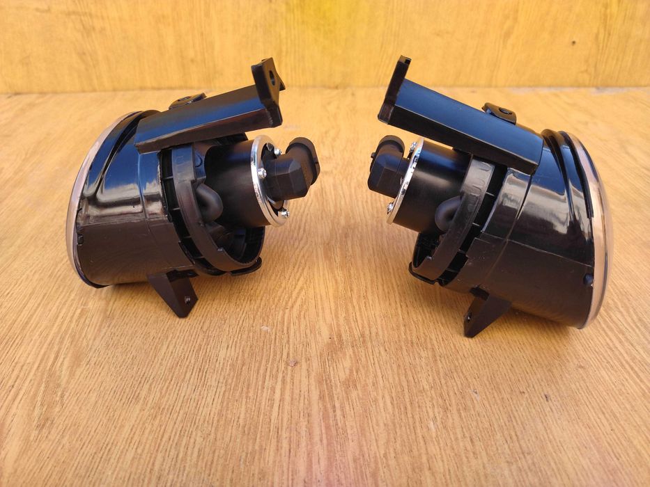 Туманка противотуманка галогенка 04-10 рр решетка в бампер Кадди caddy