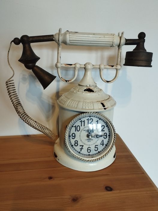 Zegar w formie starego telefonu