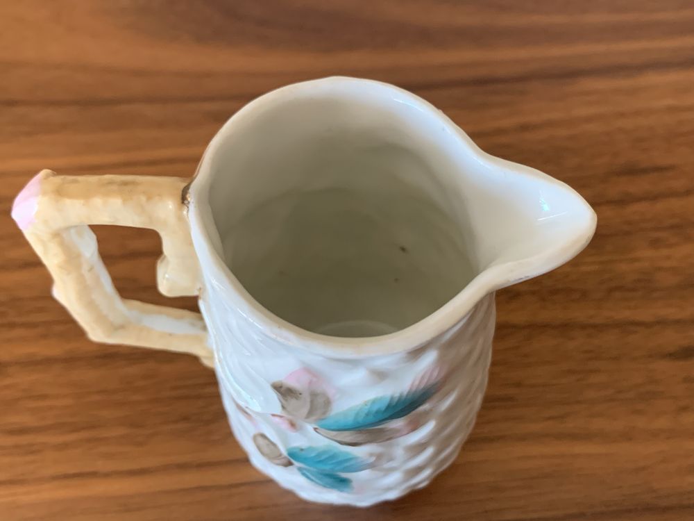 Leiteira em porcelana, início do séc XX. Decoração relevada
