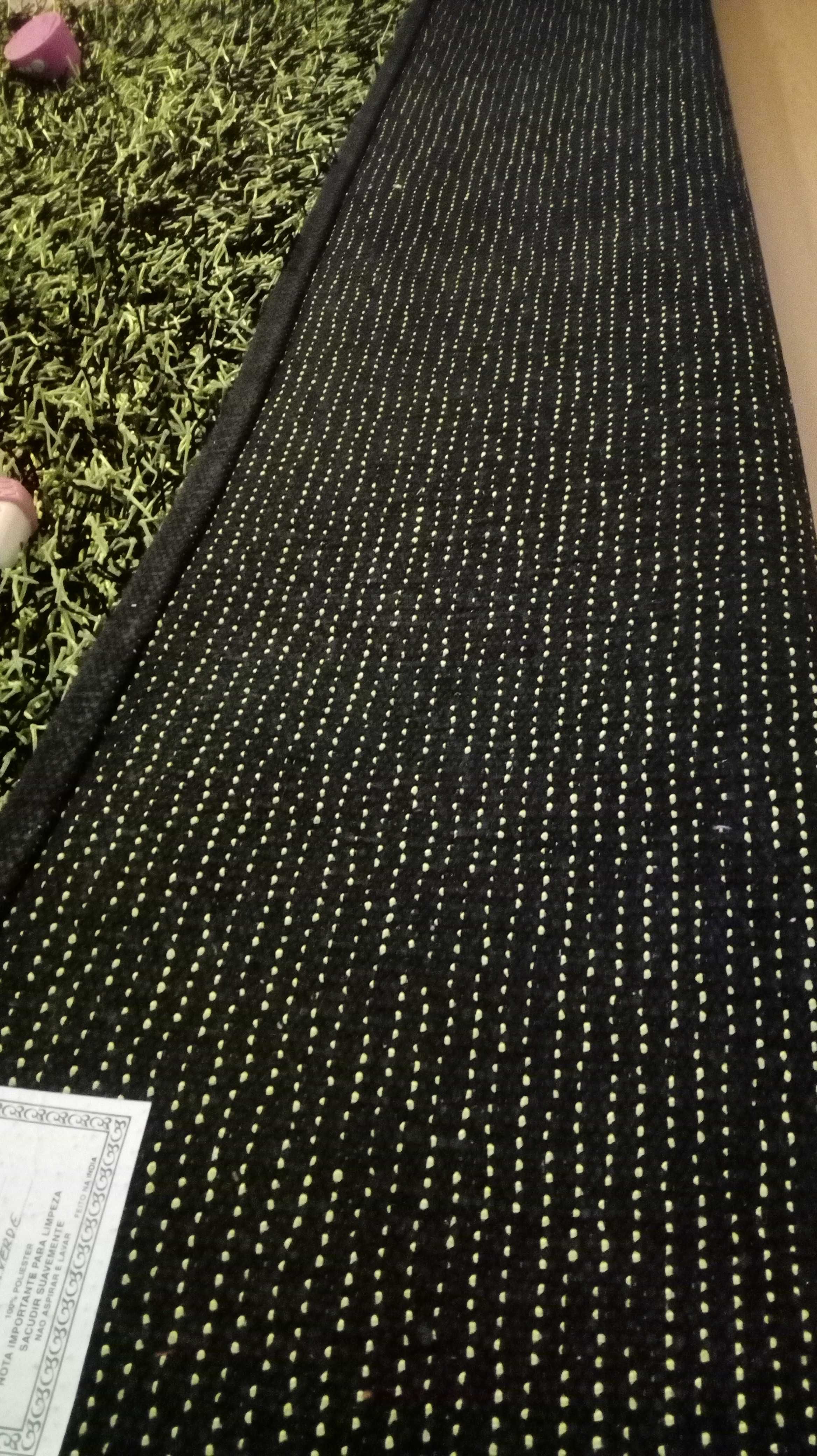 Carpete em tons de verde e preto