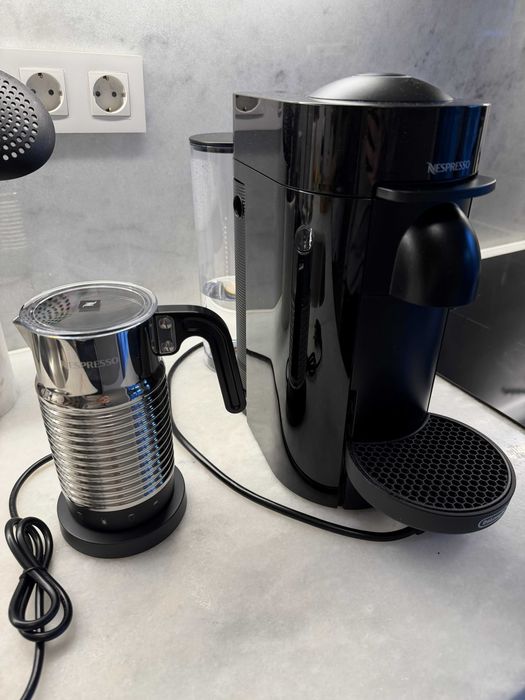 DELONGHI Nespresso Vertuo Plus Preto e Aeroccino 4 Milk Frother