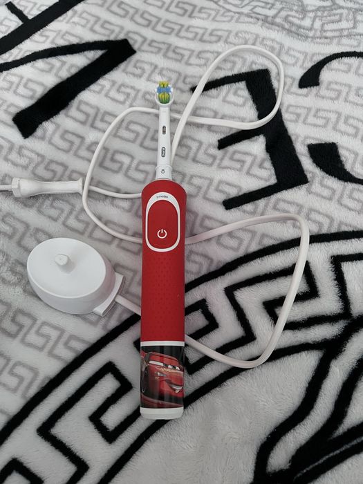 Электрическая зубная счетка oral b