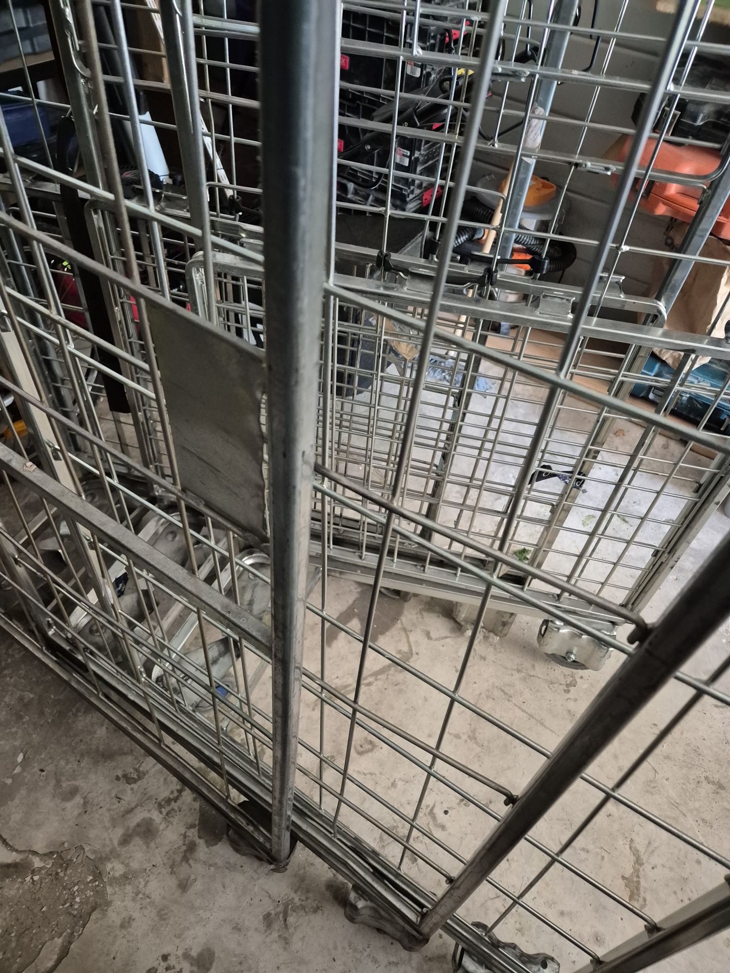 Regał metalowy na kółkach