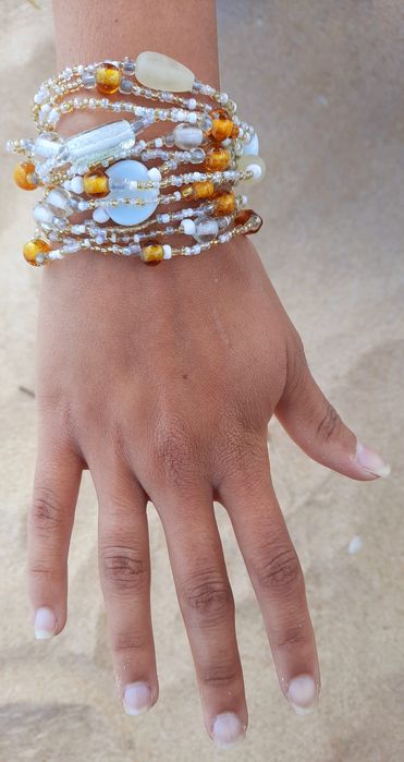 Pulseiras madre pérola,concha e missangas.