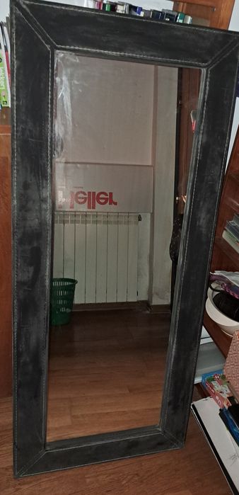 Espelho com moldura preta