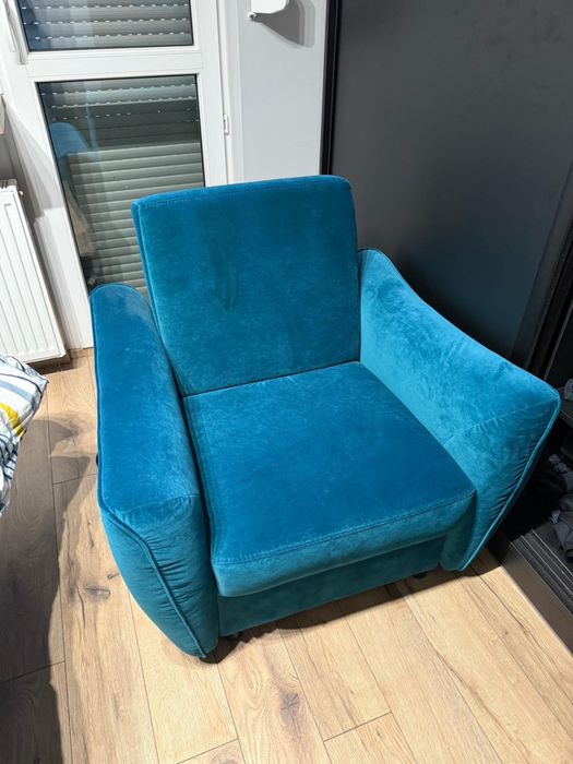 Zestaw Mebli Agata Meble. Sofa z rozkladanym materacem, fotel, pufa