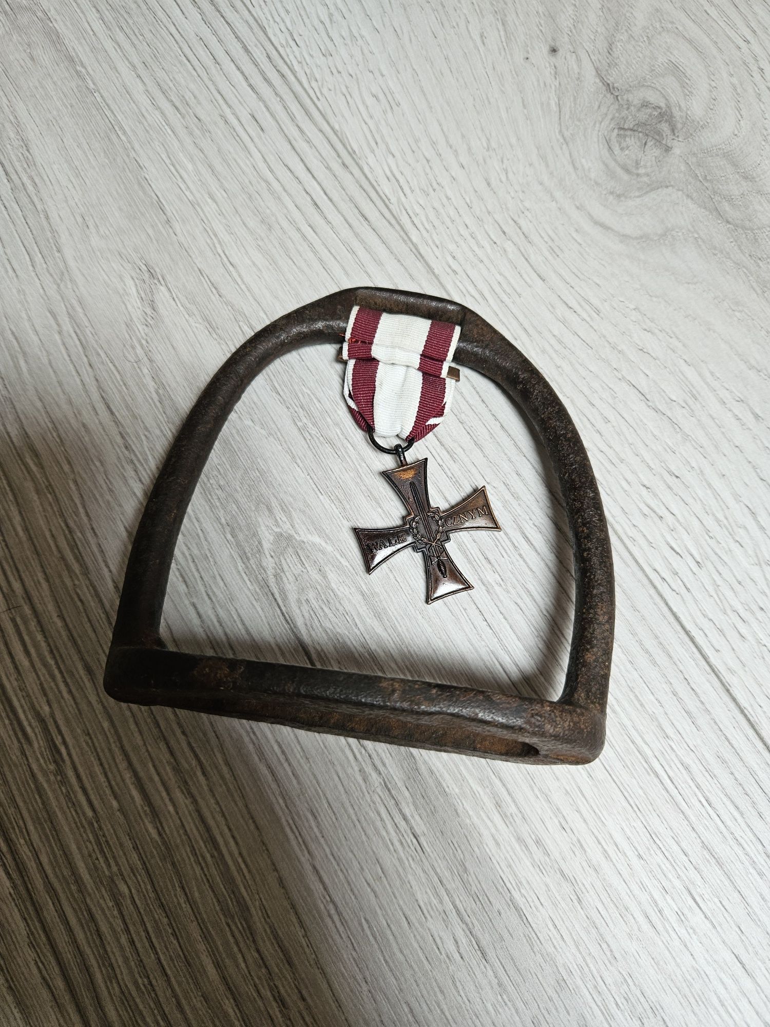 Unikatowa pamiątka strzemię kawaleryjskie  i krzyż walecznym 1920